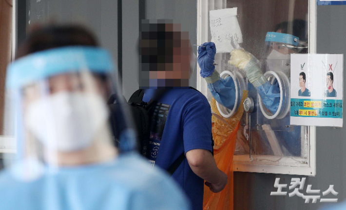 임시선별검사소를 찾은 시민들이 코로나19 검사를 받고 있다. 박종민 기자