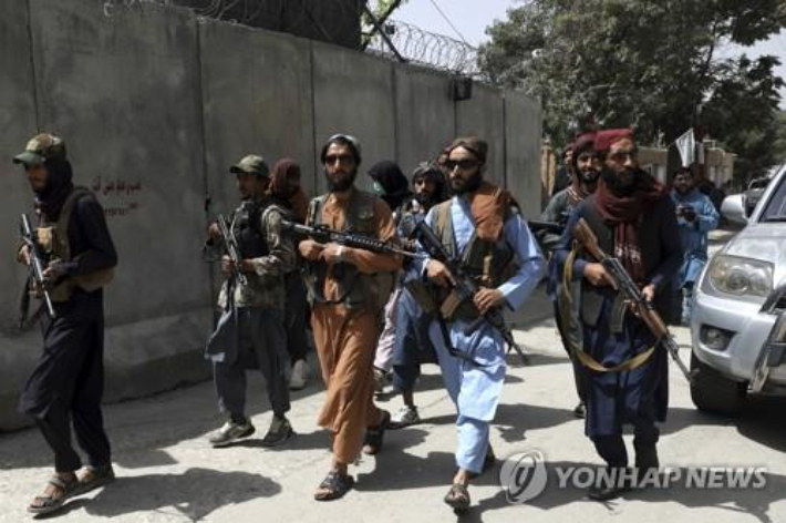 카불을 순찰하는 탈레반 조직원들. 연합뉴스
