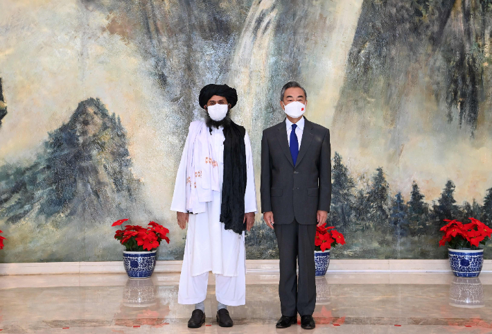 왕이(오른쪽) 중국 외교 담당 국무위원 겸 외교부장이 지난 7월 28일(현지시간) 톈진에서 자국을 방문한 아프가니스탄 무장 조직 탈레반의 2인자 물라 압둘 가니 바라다르(왼쪽)와 면담하는 모습. 연합뉴스