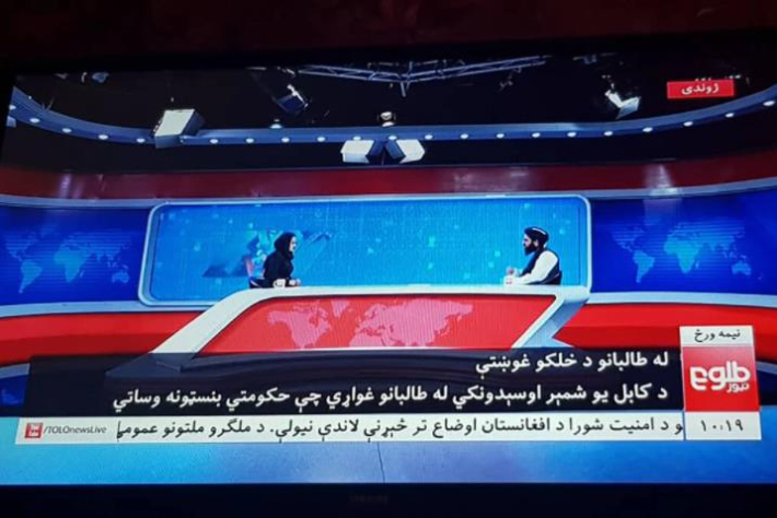 아프간 TV채널 톨로뉴스에서 여성 앵커(왼쪽)와 이야기 나누는 탈레반 간부. 연합뉴스 