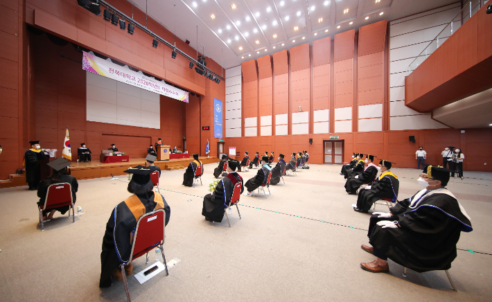 전북대학교가 2020학년도 후기 학위수여식을 20일 오전 10시 진수당 가인홀에서 개최했다. 전북대 제공