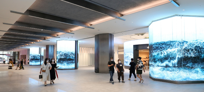 롯데백화점 동탄점 1층 미디어 아트 wall. 롯데백화점 제공 