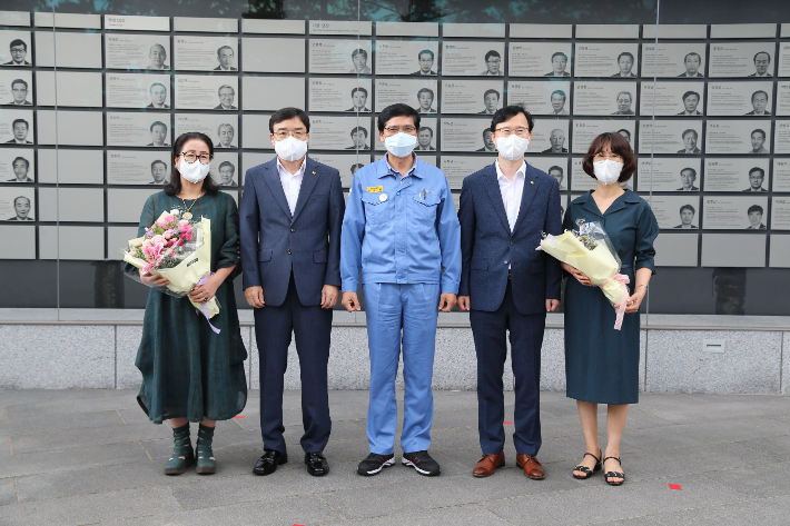 남수희 포항제철소장과 김수학 명장 부부, 손광호 명장 부부가 포스코 명예의전당에서 기념 사진을 촬영하고 있다. (왼쪽부터 포항제철소 김수학 명장 부부, 남수희 포항제철소장, 광양제철소 손광호 명장 부부) 포스코 제공