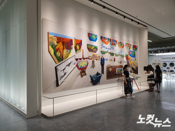 롯데백화점 동탄점 1층 데이비드호크니 작품 앞에서 방문객이 작품을 감상하고 있다. 조혜령 기자