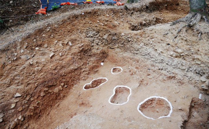 전북 완주군 봉동읍 용암리의 원삼국 시대 마한의 배매산성-중심부 층위 및 주공흔적. 완주군 제공