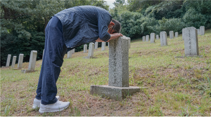 여수시 보훈단체의 끈질긴 노력으로 70년 만에 아버지를 찾은 유복자가 20일 오전 여수시 국군묘지를 찾아 아버지의 무덤 앞에서 뜨거운 눈물을 흘렸다. 여수시 제공