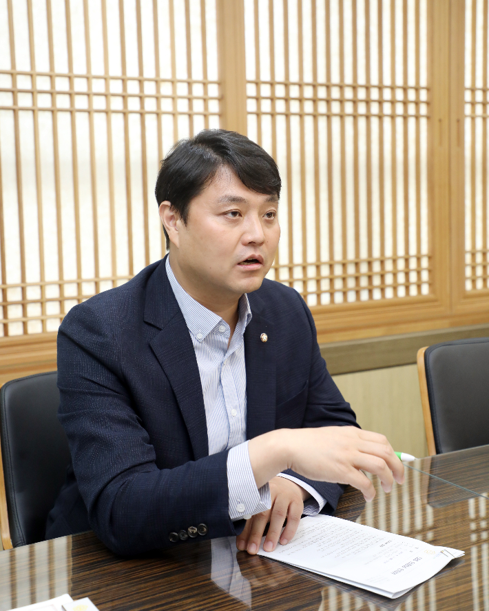 수원시의회 조석환 의장이 지난 17일 CBS와 인터뷰에서 발언하고 있는 모습. 수원시의회 제공