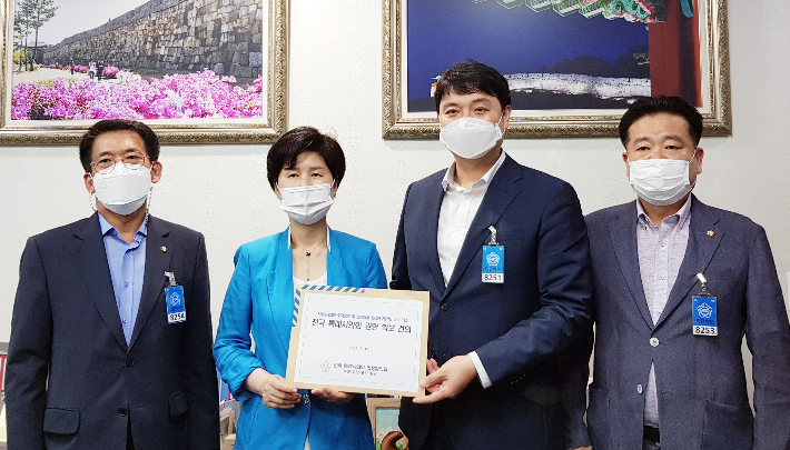 지난달 전국 특례시의회 의장협이 백혜련 국회의원과 면담을 진행한 뒤 특례시의회 권한 확보 방안에 대한 건의문을 전달했다. 수원시의회 제공
