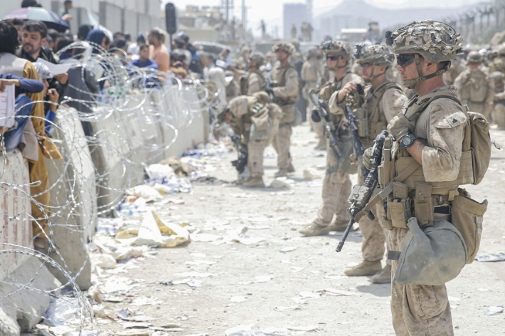 카불 하미드 카르자이 국제공항 앞의 미군과 아프간인들. 연합뉴스
