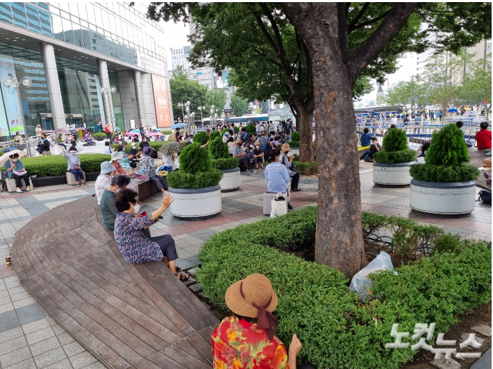  전광훈 목사는 22일 오전 11시부터 약 2시간 30분 동안 유튜브 채널을 통해 예배를 진행했다. 서울 종로구 동화면세점 인근에는 약 100명에 가까운 사람들이 예배하겠다며 모였다.  임민정 기자