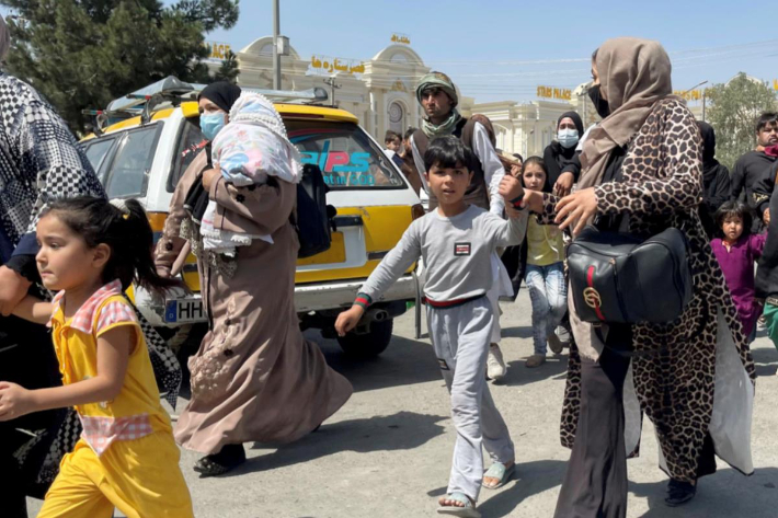 이슬람 무장단체 탈레반을 피해 아프가니스탄을 탈출하려는 아프간인들. 연합뉴스