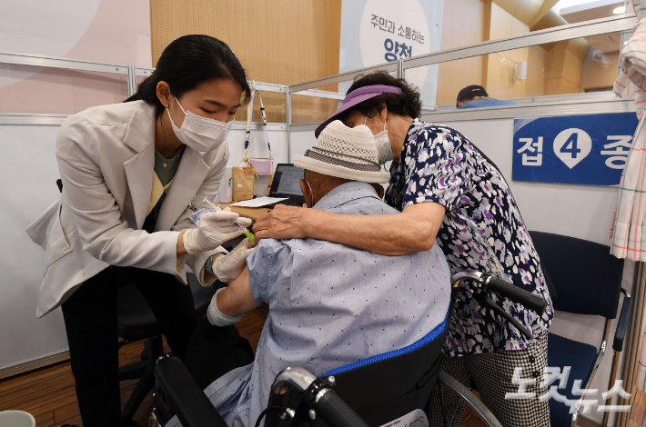 서울 양천구 예방접종 센터에서 어르신들이 백신 접종을 하고 있다. 황진환 기자
