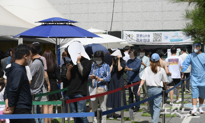 서울 강남구보건소 코로나19 임시선별검사소에서 시민들이 검사를 받기 위해 기다리고 있다. 이한형 기자