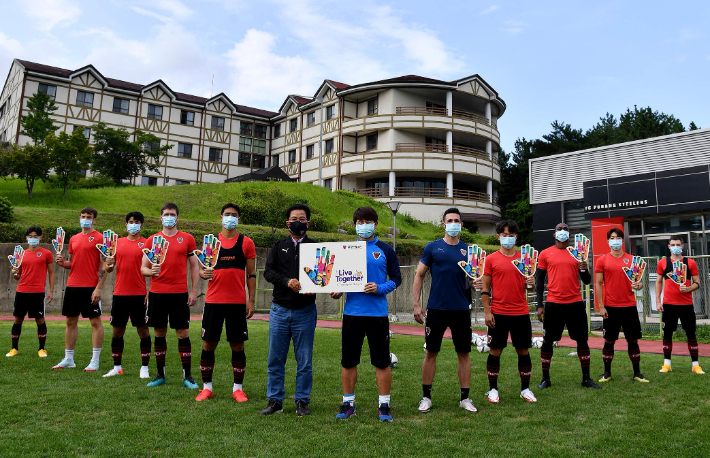 포항스틸러스가 인종차별과 혐오범죄에 반대하는 글로벌 캠페인 '리브투게더(LiveTogether)'에 참여했다. 포항스틸러스 제공