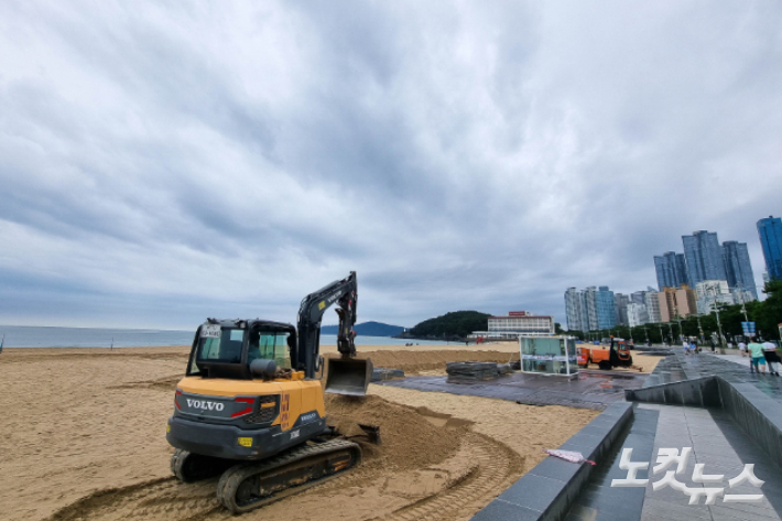 23일 제12호 태풍 오마이스가 북상하는 가운데, 부산 해운대해수욕장에서 파도를 막기 위해 모래를 쌓는 작업이 진행되고 있다. 송호재 기자