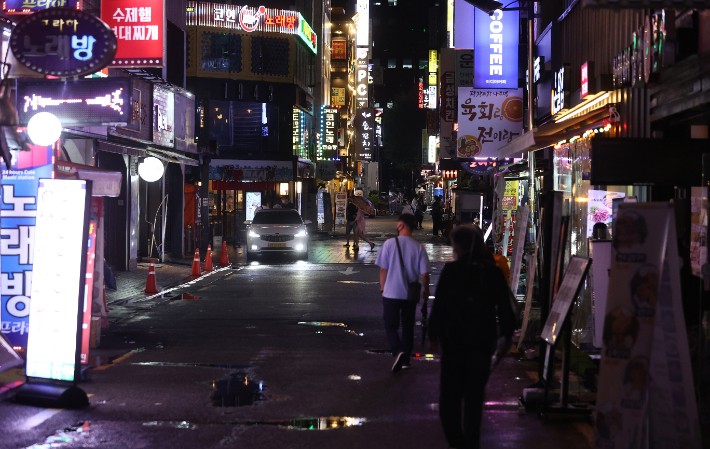 수도권 사회적 거리두기 4단계가 내달 5일까지 2주간 연장된 지난 23일 서울 종각역 인근에서 시민들이 오후 9시가 넘자 귀가하고 있다. 이날부터 4단계 지역 식당·카페의 매장 영업시간이 오후 10시에서 9시로 1시간 단축됐다. 연합뉴스