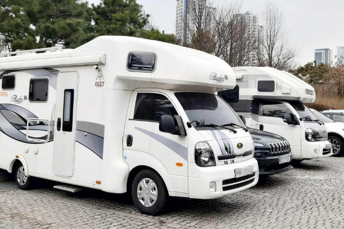 무료 공영 주차장에 주차된 캠핑 차량들. 연합뉴스