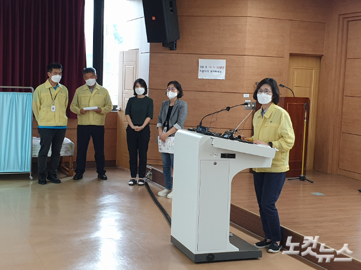 24일 코로나19 백신 오접종과 관련해 기자회견을 하고 있는 백춘희 강릉시보건소장. 전영래 기자