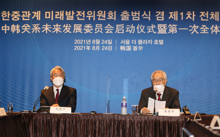 한중관계 미래발전위원회 한국 측 위원장인 임채정 전 국회의장이 24일 오전 서울 더플라자호텔에서 열린 한중관계 미래발전위원회 출범식 및 제1차 전체회의에서 발언하고 있다. 왼쪽은 집행위원장을 맡은 홍현익 국립외교원장. 연합뉴스