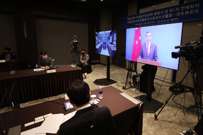 24일 오전 서울 더플라자호텔에서 열린 한중관계 미래발전위원회 출범식 및 제1차 전체회의에서 왕이 중국 외교담당 국무위원 겸 외교부장의 출범 축하 영상이 재생되고 있다. 연합뉴스