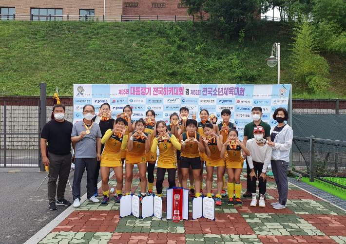 성주여고는 24일 강원도 동해 썬라이즈 국제하키경기장에서 열린 제35회 대통령기 전국하키대회 여자 고등부 결승에서 송곡여고를 4-2로 물리치고 대회 2연패를 달성했다. 사진은 성주여고 선수단. 대한하키협회