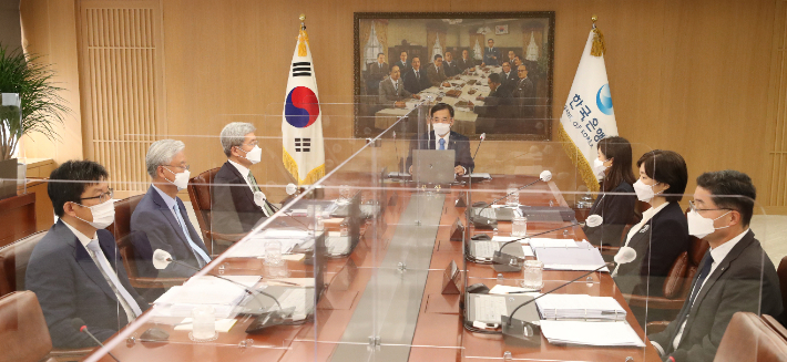 이주열 한국은행 총재가 금융통화위원회 회의를 주재하고 있다. 한국은행 제공