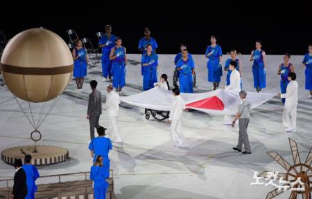 게양대로 향하는 일본 국기