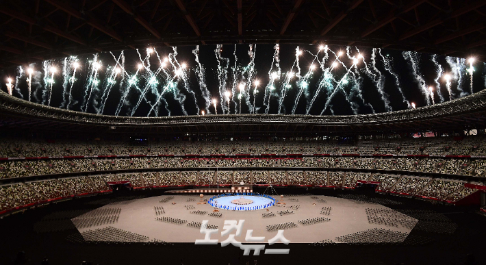 24일 오후 일본 도쿄 올림픽 스타디움에서 2020 도쿄 패럴림픽 개막을 알리는 불꽃이 하늘을 수놓고 있다. 도쿄(일본)=사진공동취재단