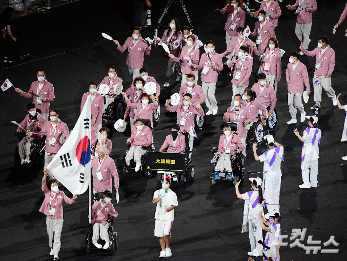 24일 오후 일본 도쿄 올림픽 스타디움에서 열린 2020 도쿄 패럴림픽 개막식에서 대한민국 선수단이 입장하고 있다. 대한민국 선수단은 아프가니스탄 국기를 포함한 전체 163국 중 82번째로 입장했다. 도쿄(일본)=사진공동취재단