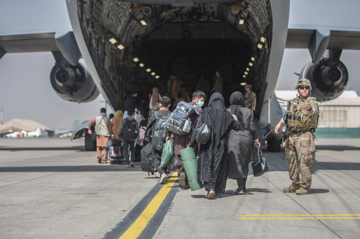 아프간 카불 공항에서 미군 대피기에 탑승하고 있는 사람들. 연합뉴스