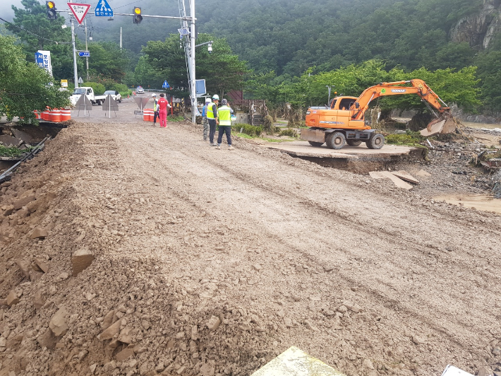 복구작업을 진행중인 31번 국도. 독자 제공