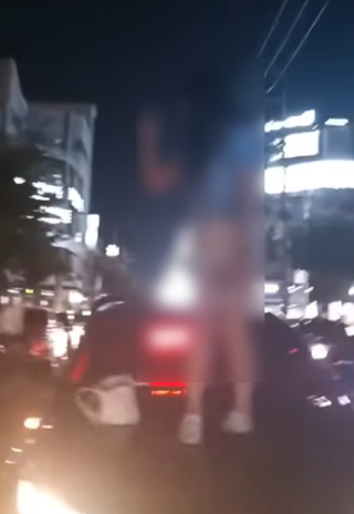 만취 상태로 택시 보닛 위에 올라가 행패를 부리는 20대 여성의 모습. 유튜브 캡처