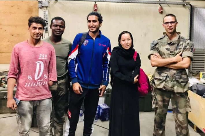 2020 도쿄패럴림픽에 출전 예정이던 아프가니스탄 선수들이 호주 정부의 도움을 받아 무사히 카불을 벗어난 후 안전한 곳에 대피 중이라는 외신의 보도가 나오면서, 이들의 대회 출전 가능성이 되살아났다. 호사인 라소울리(왼쪽)와 자키아 쿠다다디(오른쪽 두 번째). 호주 ABC 캡처