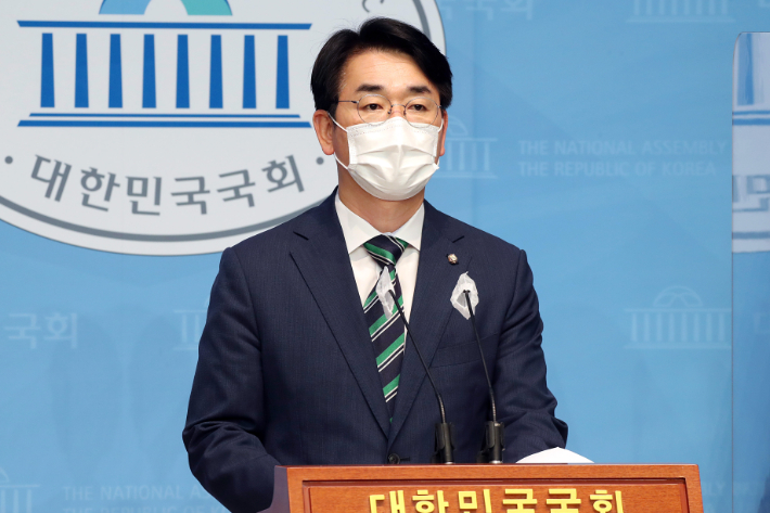 더불어민주당 박용진 대선 예비후보가 23일 국회 소통관에서 3대 기득권 타파 공약을 발표하고 있다. 윤창원 기자