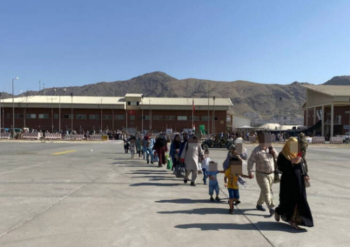 아프가니스탄 카불 공항에 도착한 한국 공군 수송기에 한국 정부를 도운 아프간 현지인들이 탑승하기 위해 줄을 서서 기다리는 모습. 외교부 제공