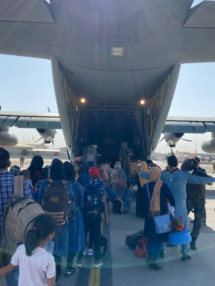 25일 아프가니스탄에서 한국정부를 도운 아프간 현지인들이 카불 공항에 도착한 한국 공군 수송기에 탑승하기 위해 줄을 서서 기다리는 모습. 외교부 제공