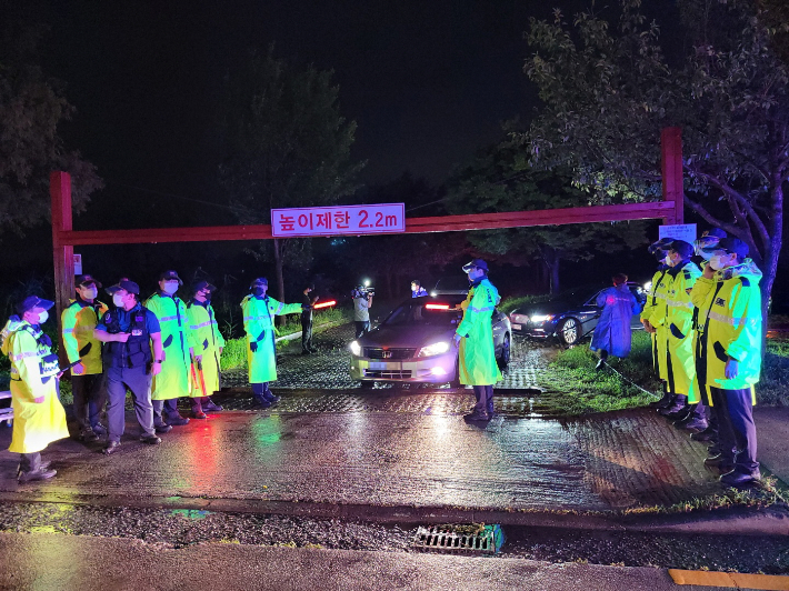 부산에서 사회적 거리두기 4단계가 연장되자 직격탄을 맞게 된 자영업자들이 25일 밤 비를 뚫고 차량 시위에 나섰다.부산경찰청 제공 