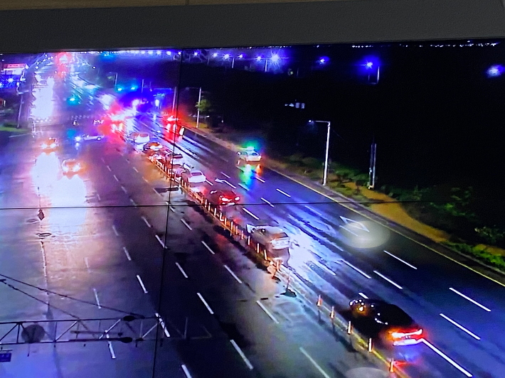 부산에서 사회적 거리두기 4단계가 연장되자 직격탄을 맞게 된 자영업자들이 25일 밤 비를 뚫고 차량 시위에 나섰다.부산경찰청 제공