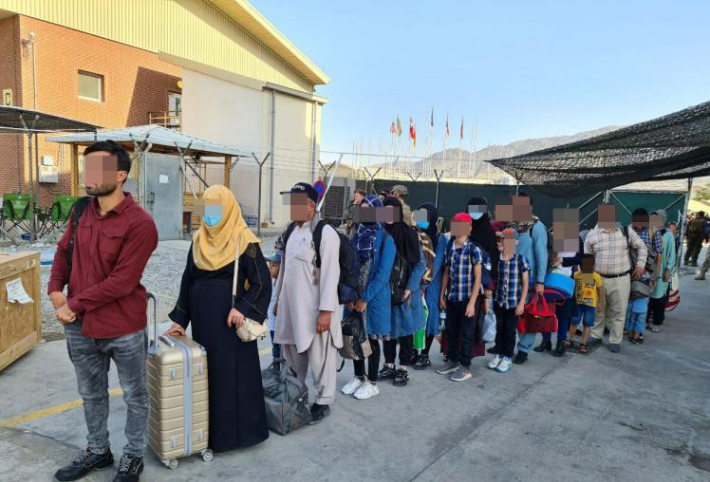 아프가니스탄에서 한국정부를 도운 아프간 현지인들이 카불 공항에 도착한 한국 공군 수송기에 탑승하기 위해 줄을 서서 기다리는 모습. 외교부 제공