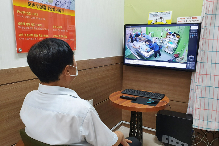 창원힘찬병원 수술실 CCTV를 통해 실시간으로 환자 수술 장면을 시청하는 보호자 모습. 창원힘찬병원 제공