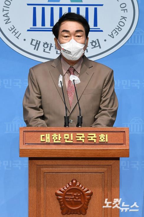 안상수, 문재인 대통령 탈당 촉구 기자회견