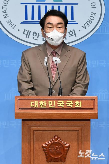 안상수, 문재인 대통령 탈당 촉구 기자회견