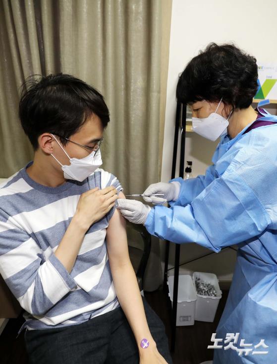 18세-49세 청장년층 백신 접종 시작