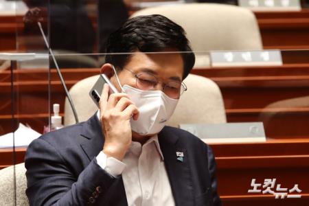 통화하는 송영길 대표