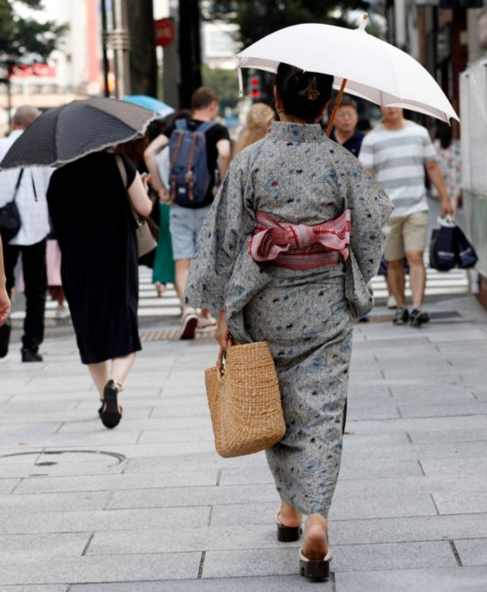 기모노를 입은 한 여성이 도쿄 시내를 걷고 있는 모습. 연합뉴스
