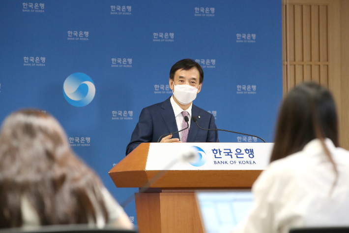 이주열 한국은행 총재가 26일 서울 중구 한국은행에서 열린 통화정책방향 기자간담회에서 발언하고 있다. 연합뉴스