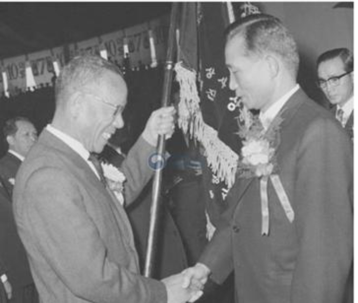 1970년 제9회 수출의날 기념식에서 참석자와 악수를 하고 있는 박정희 전 대통령. 국가기록원 제공