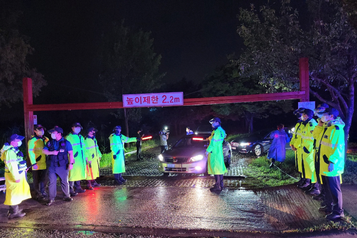 부산에서 사회적 거리두기 4단계가 연장되자 직격탄을 맞게 된 자영업자들이 25일 밤 비를 뚫고 차량 시위에 나섰다. 부산경찰청 제공 