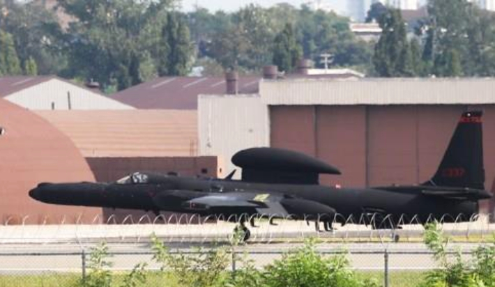 지난 10일 경기도 평택시 주한미공군 오산기지에서 고공정찰기 U-2S가 착륙한 모습. 연합뉴스