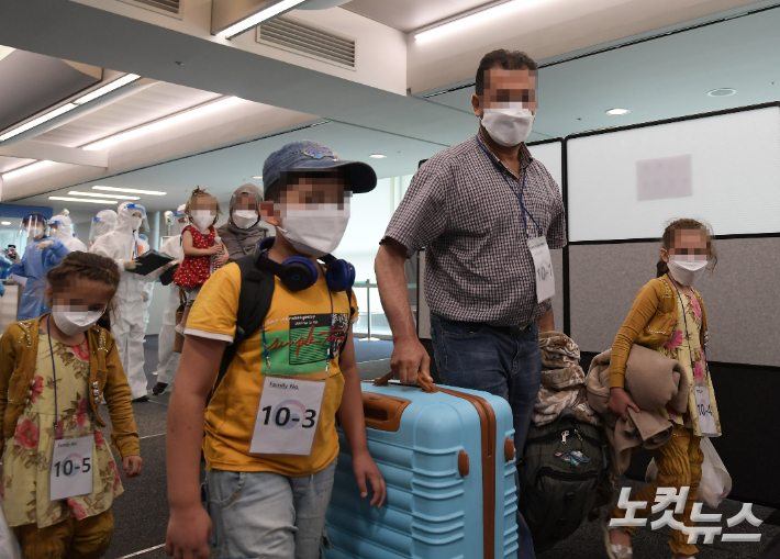 과거 한국을 도왔던 아프가니스탄 협력자와 그 가족들이 26일 오후 우리 공군 수송기에 탑승해 인천공항에 도착해 입국장으로 이동하고 있다. 사진공동취재단